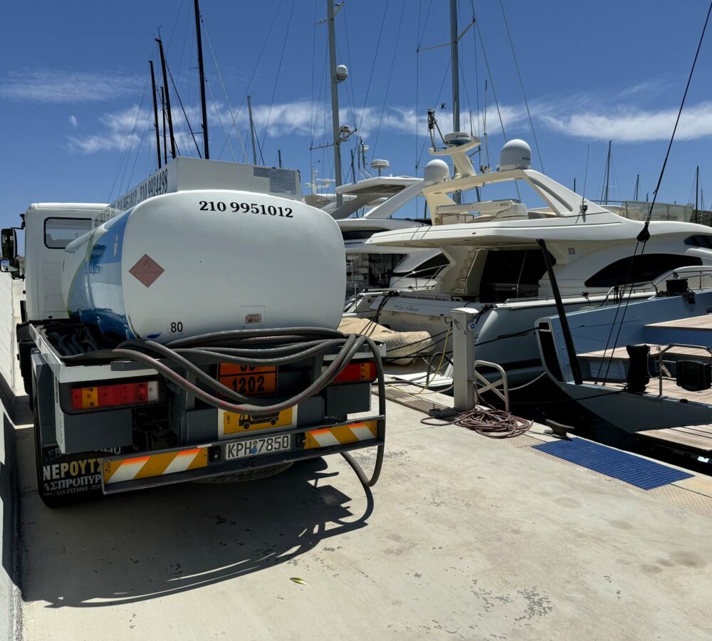 Βυτιοφόρο της Madesis Fuels ανεφοδιάζει θαλαμηγό σε μαρίνα