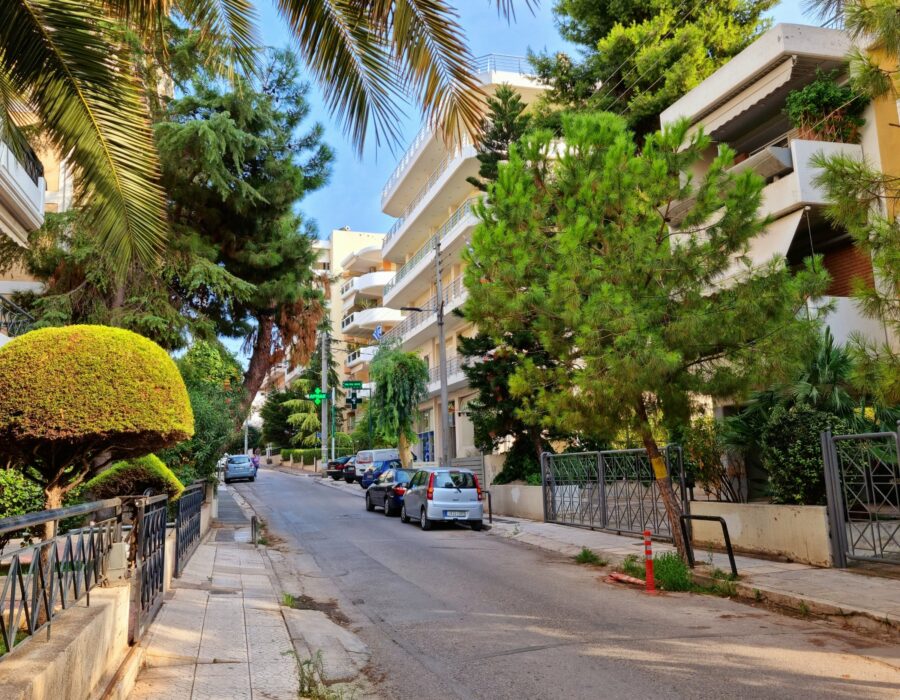 Ήσυχος δρόμος με πολυκατοικίες και κήπους στο Παλαιό Φάληρο
